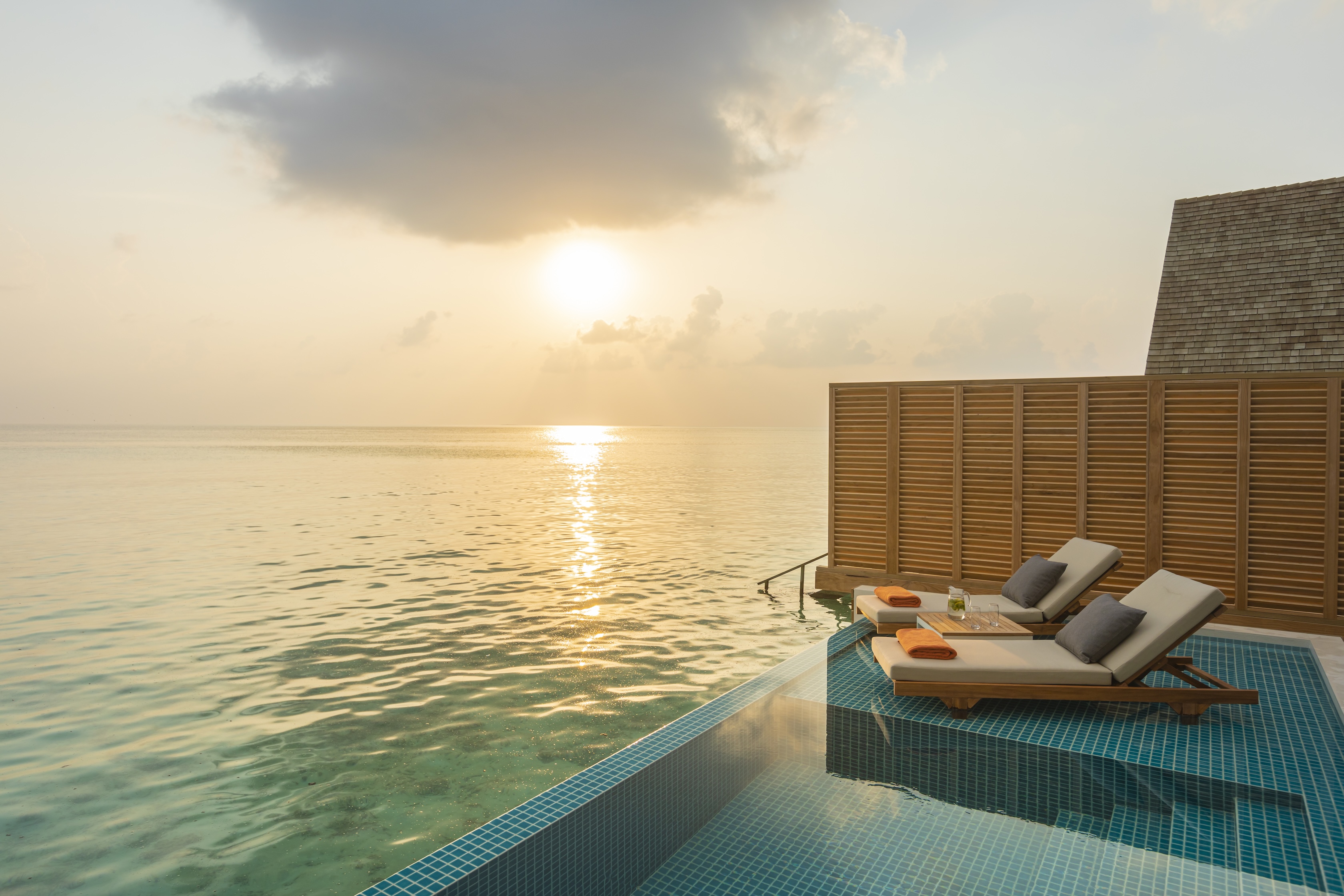 Emerald Faarufushi_Sunset Water Villa with Pool_Pool Sunset View